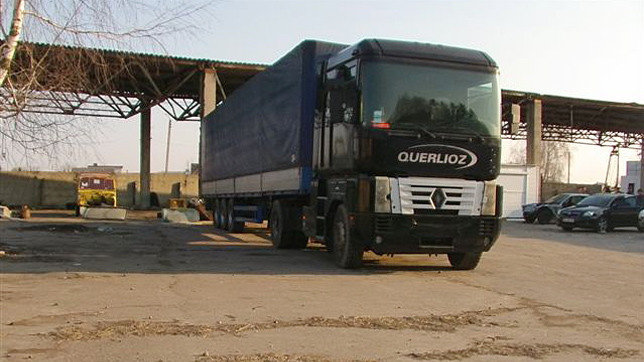 В марте в кузове «Рено Магнум» нашли цистерну с ворованной нефтью, а уже в июне острожский районный прокурор постановил вернуть автомобиль хозяину. Дело «замяли», дельцы не наказаны