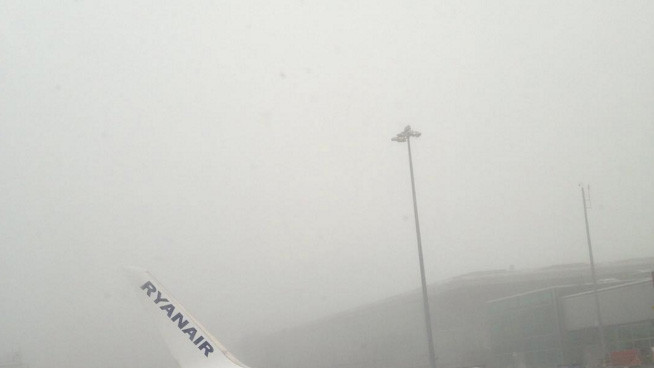 Туман і ожеледь паралізували роботу авіаперевізників на півдні Британії