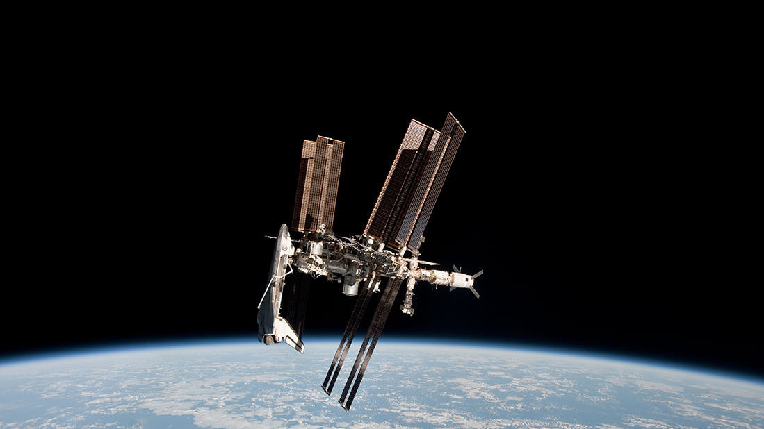 Снимок МКС был сделан членом 27 экспедиции Паоло Несполи с борта корабля "Союз" 23 мая 2011 года