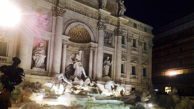 Кинути монетку в фонтан Треві завжди вважалося доброю прикметою