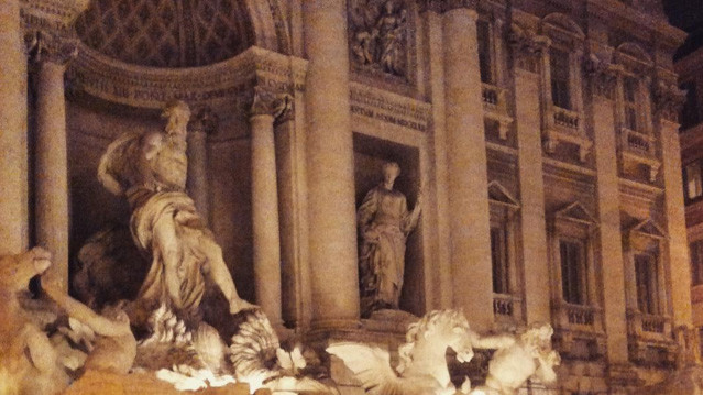 Кинути монетку в фонтан Треві завжди вважалося доброю прикметою