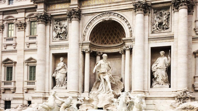 Кинути монетку в фонтан Треві завжди вважалося доброю прикметою