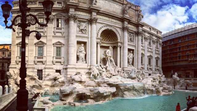 Кинути монетку в фонтан Треві завжди вважалося доброю прикметою