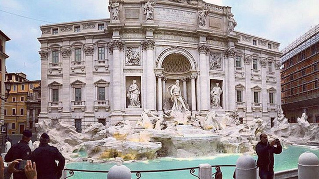 Кинути монетку в фонтан Треві завжди вважалося доброю прикметою