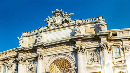 Кинути монетку в фонтан Треві завжди вважалося доброю прикметою