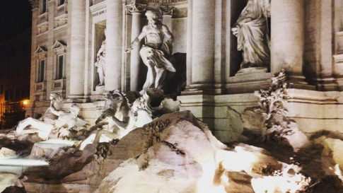 Кинути монетку в фонтан Треві завжди вважалося доброю прикметою