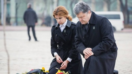 Супруги Порошенко помолились за всех невинно убиенных