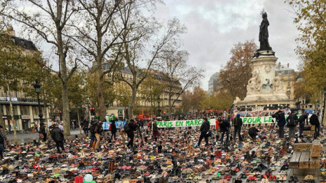На площі Республіки можна побачити різну взуття