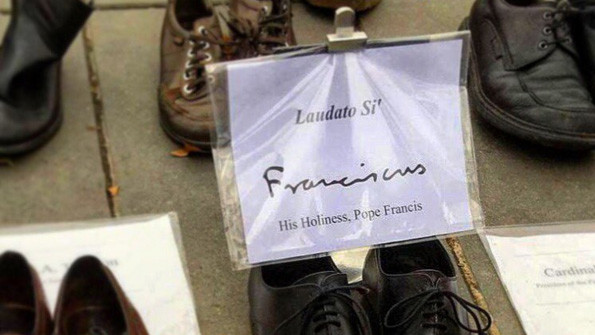 На площі Республіки можна побачити різну взуття