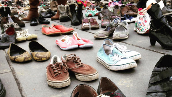 На площі Республіки можна побачити різну взуття