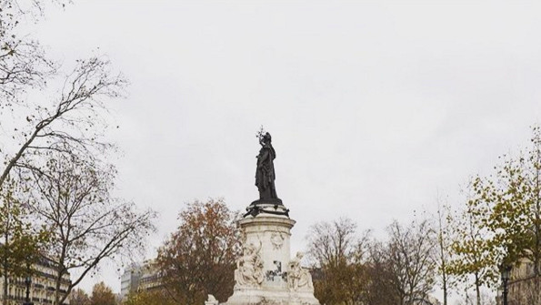 На площі Республіки можна побачити різну взуття