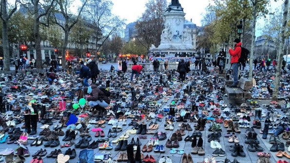 На площі Республіки можна побачити різну взуття