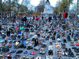 На площі Республіки можна побачити різну взуття