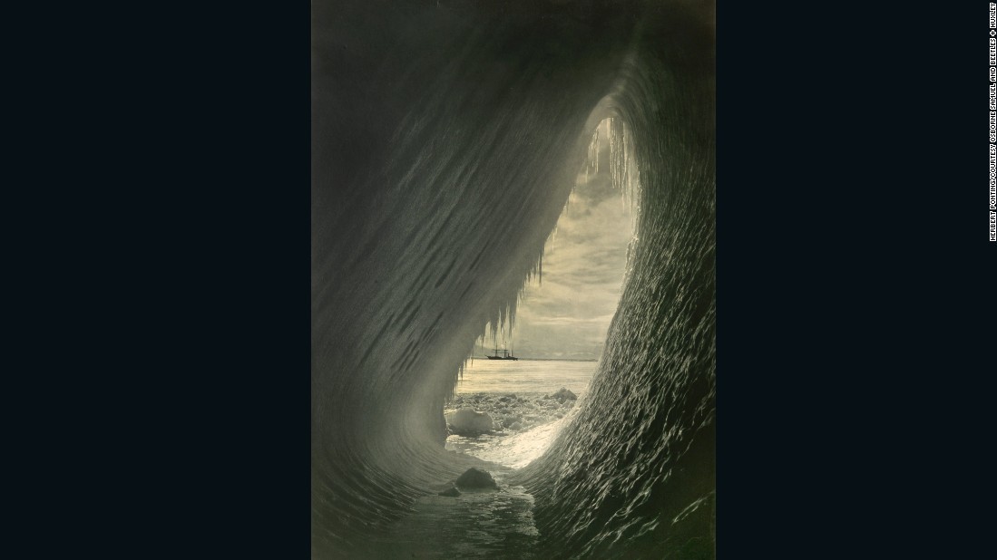 Автор Herbert Pointing. Грот всередині айсберга. 1910 рік