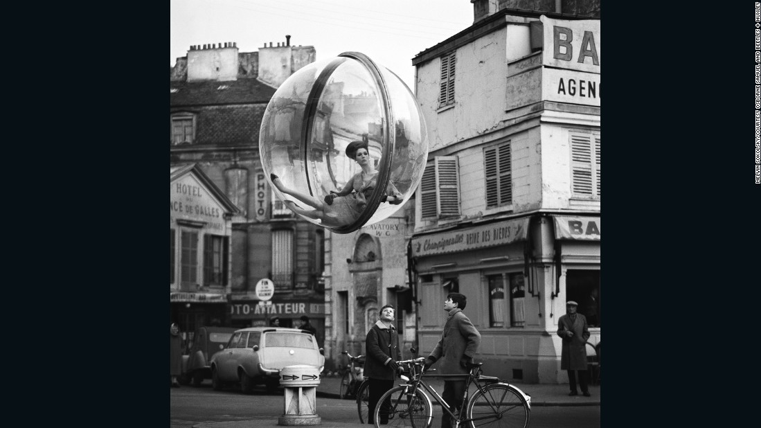 Автор Melvin Sokolsky. Серія "Міхур" для Harper's Bazaar. 1963 рік