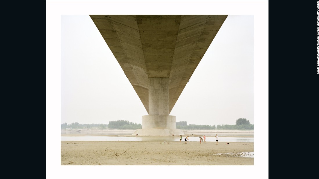 Автор Zhang Kechun. Сім'я відпочиває під мостом. 2011 рік