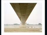 Автор Zhang Kechun. Семья отдыхает под мостом. 2011 год