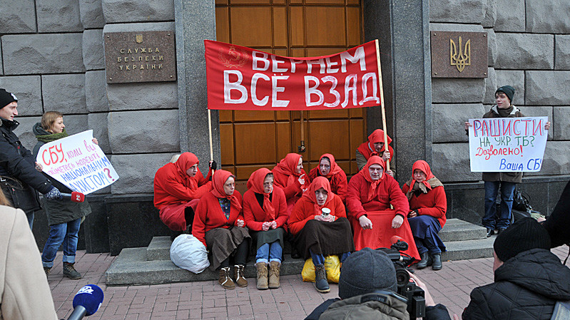 Учасники акції "Вєрньом всьо взад"