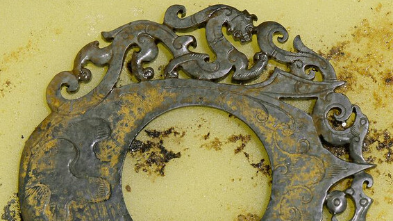 Унікальний нефритовий кулон з фігурками циліня