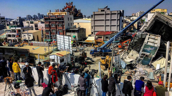 Тих, хто вижив, продовжують знаходити через 2 дні після землетрусу