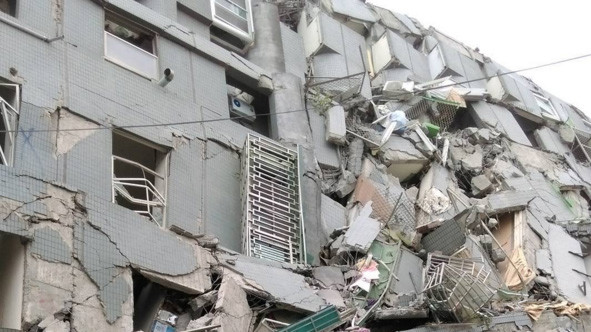 Тих, хто вижив, продовжують знаходити через 2 дні після землетрусу