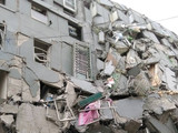Выживших продолжают находить спустя более чем 2 дня после землетрясения
