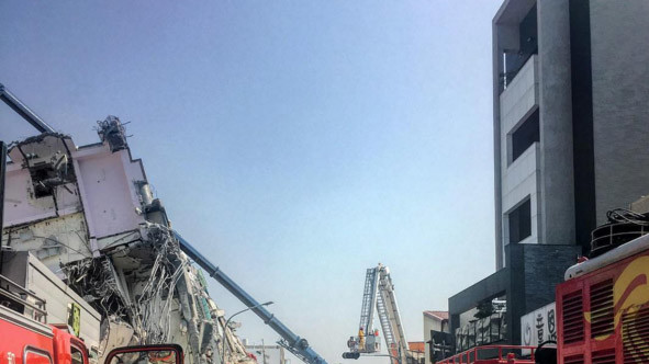 Тих, хто вижив, продовжують знаходити через 2 дні після землетрусу