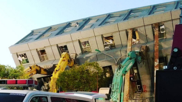 Тих, хто вижив, продовжують знаходити через 2 дні після землетрусу