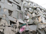 Выживших продолжают находить спустя более чем 2 дня после землетрясения