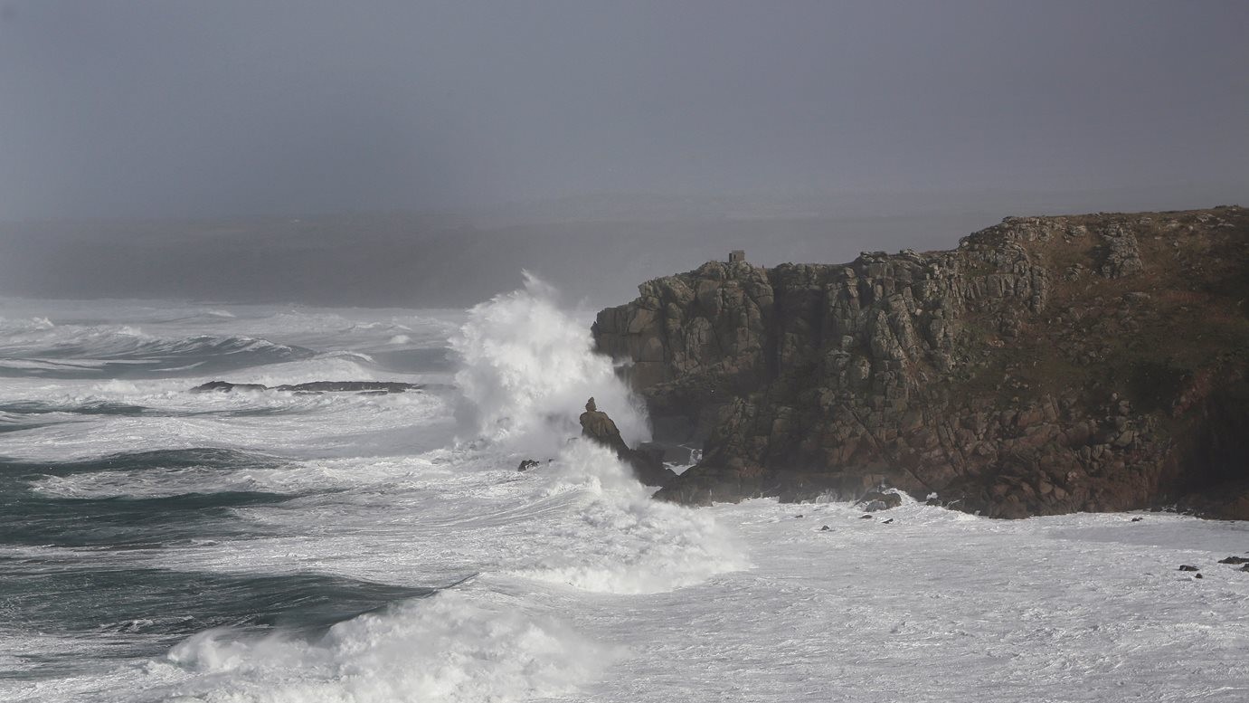 Шторм знеструмив десятки тисяч будинків у Франції