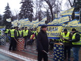 Под Радой митингуют за отставку Яценюка