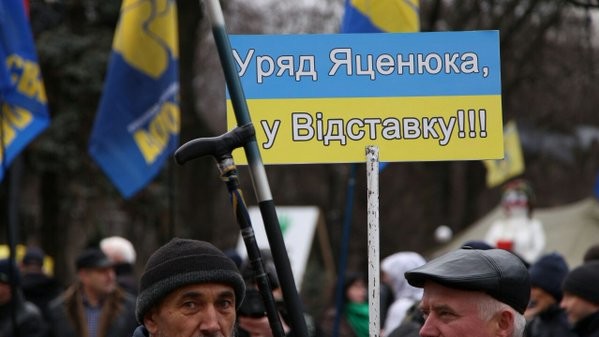 Под Радой митингуют за отставку Яценюка