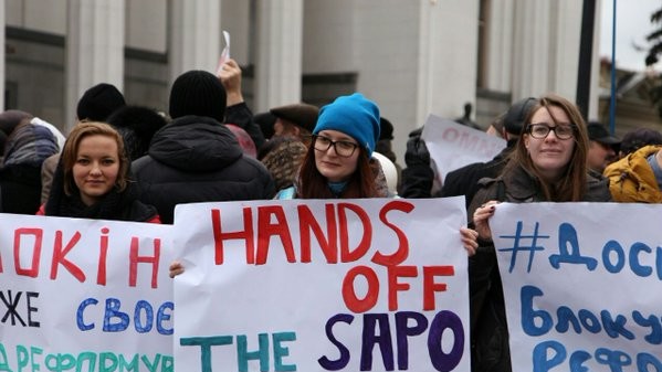 Под Радой митингуют за отставку Яценюка