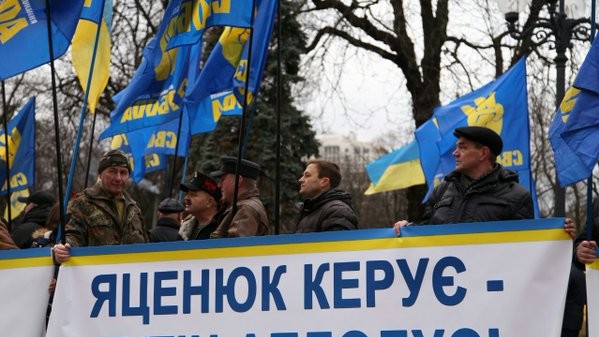 Под Радой митингуют за отставку Яценюка