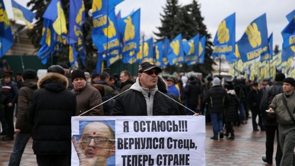 Под Радой митингуют за отставку Яценюка