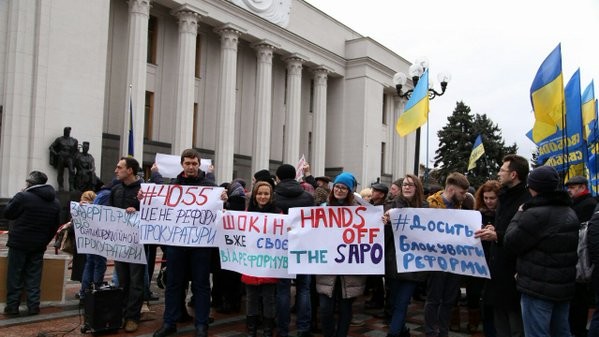 Под Радой митингуют за отставку Яценюка
