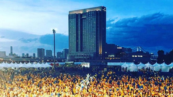 Учасники забігу з задоволенням робили селфи