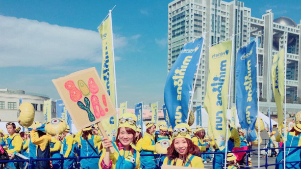 Учасники забігу з задоволенням робили селфи