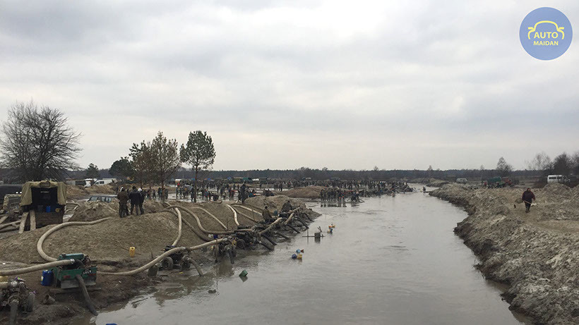 Участок у берегов реки Веселухи полностью оккупирован участниками нелегальной добычи янтаря