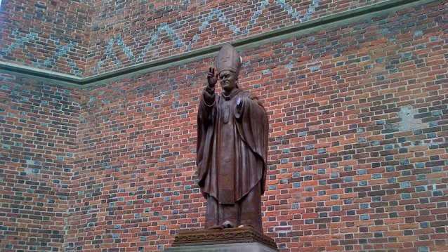 Пам'ятник понтифіку залишився без руки