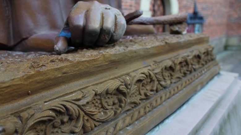 Пам'ятник понтифіку залишився без руки