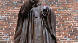 Пам'ятник понтифіку залишився без руки