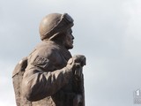 На открытие памятника пришли украинские военные, а также родственники и друзья погибших бойцов