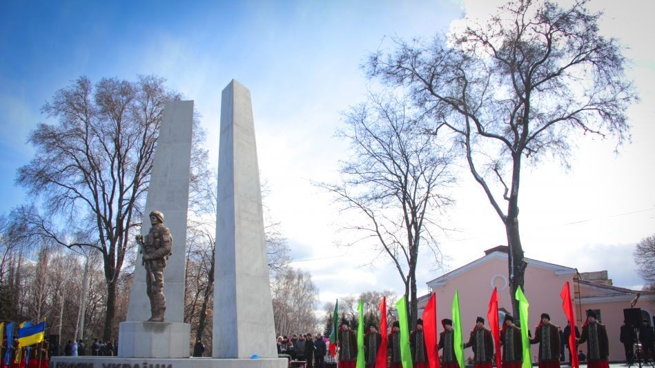 На відкриття пам'ятника прийшли українські військові, а також родичі і друзі загиблих бійців