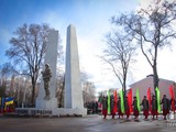На открытие памятника пришли украинские военные, а также родственники и друзья погибших бойцов