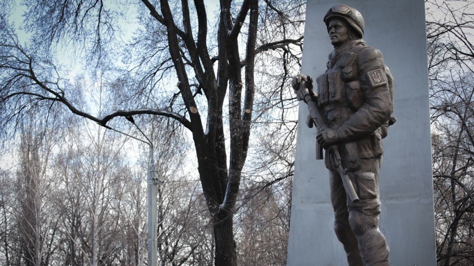 На відкриття пам'ятника прийшли українські військові, а також родичі і друзі загиблих бійців