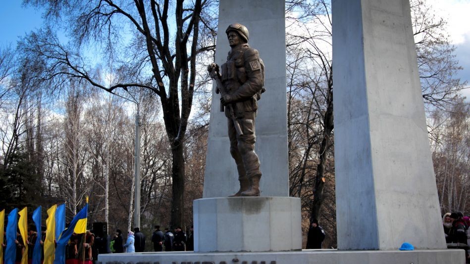 На відкриття пам'ятника прийшли українські військові, а також родичі і друзі загиблих бійців