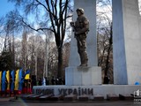 На відкриття пам'ятника прийшли українські військові, а також родичі і друзі загиблих бійців