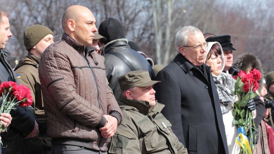 На відкриття пам'ятника прийшли українські військові, а також родичі і друзі загиблих бійців