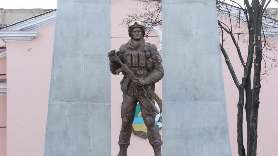 На відкриття пам'ятника прийшли українські військові, а також родичі і друзі загиблих бійців